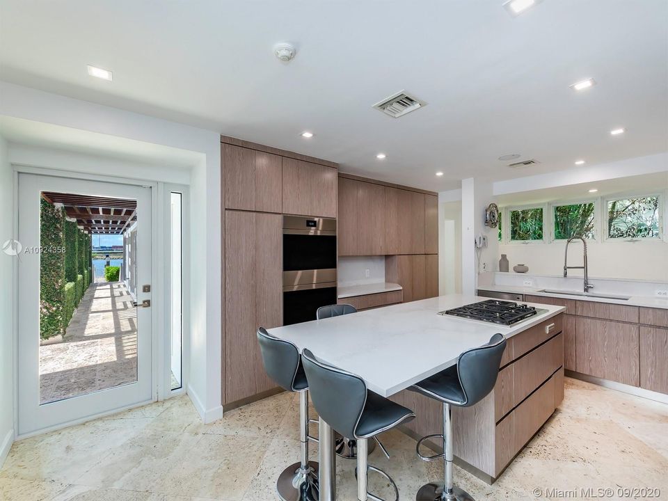 Vendido Recientemente: $11,700,000 (7 camas, 8 baños, 6995 Pies cuadrados)
