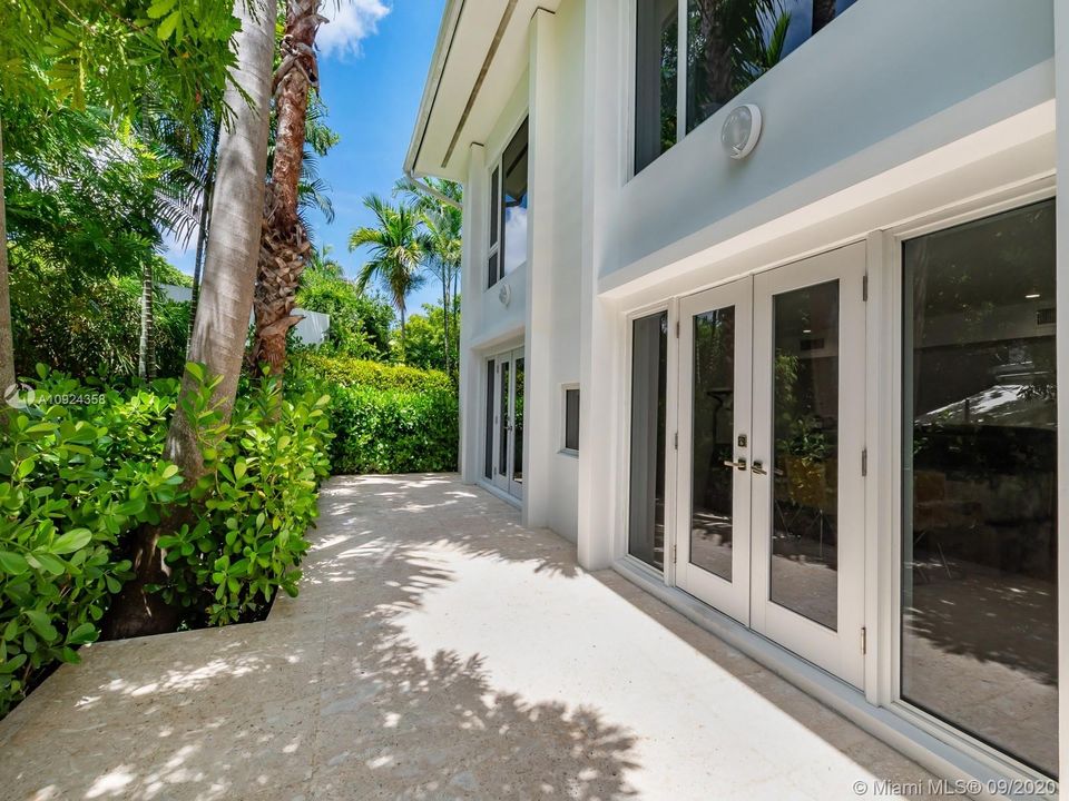 Vendido Recientemente: $11,700,000 (7 camas, 8 baños, 6995 Pies cuadrados)