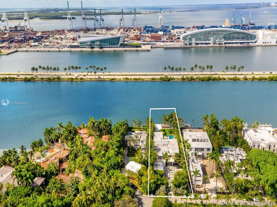Vendido Recientemente: $11,700,000 (7 camas, 8 baños, 6995 Pies cuadrados)