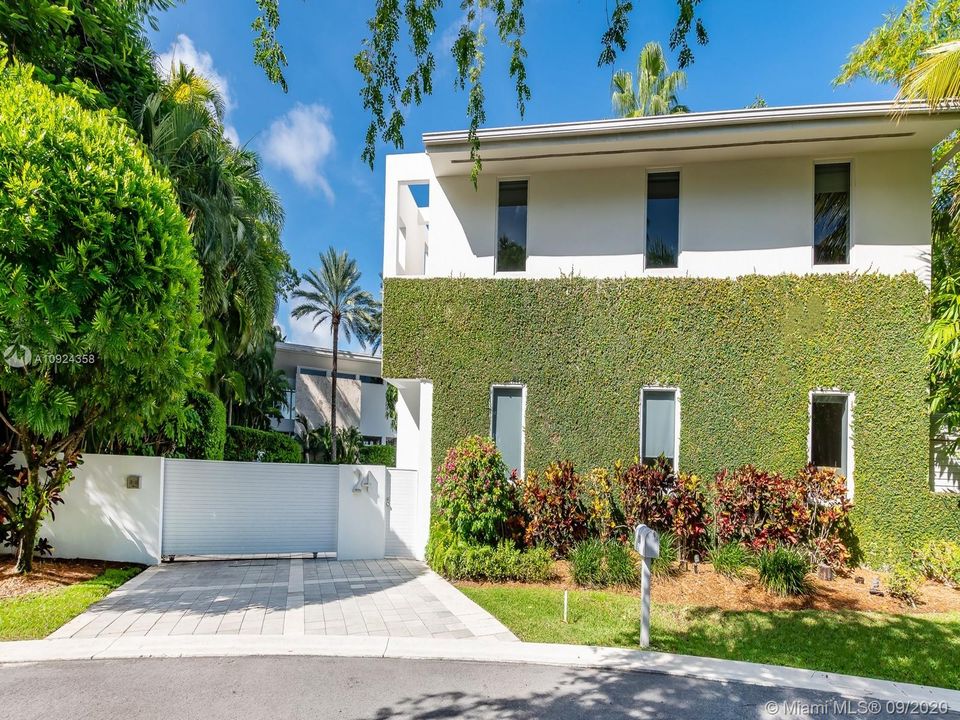 Vendido Recientemente: $11,700,000 (7 camas, 8 baños, 6995 Pies cuadrados)