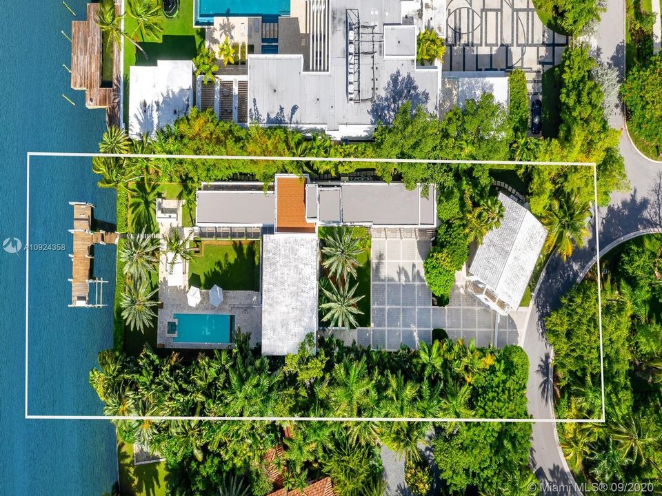 Vendido Recientemente: $11,700,000 (7 camas, 8 baños, 6995 Pies cuadrados)