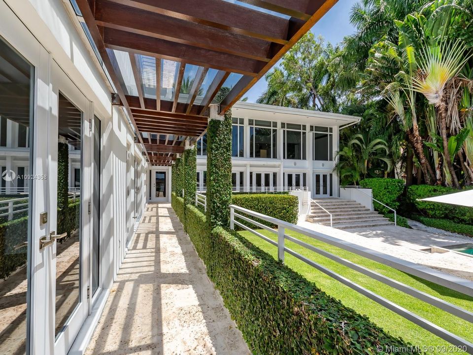 Vendido Recientemente: $11,700,000 (7 camas, 8 baños, 6995 Pies cuadrados)