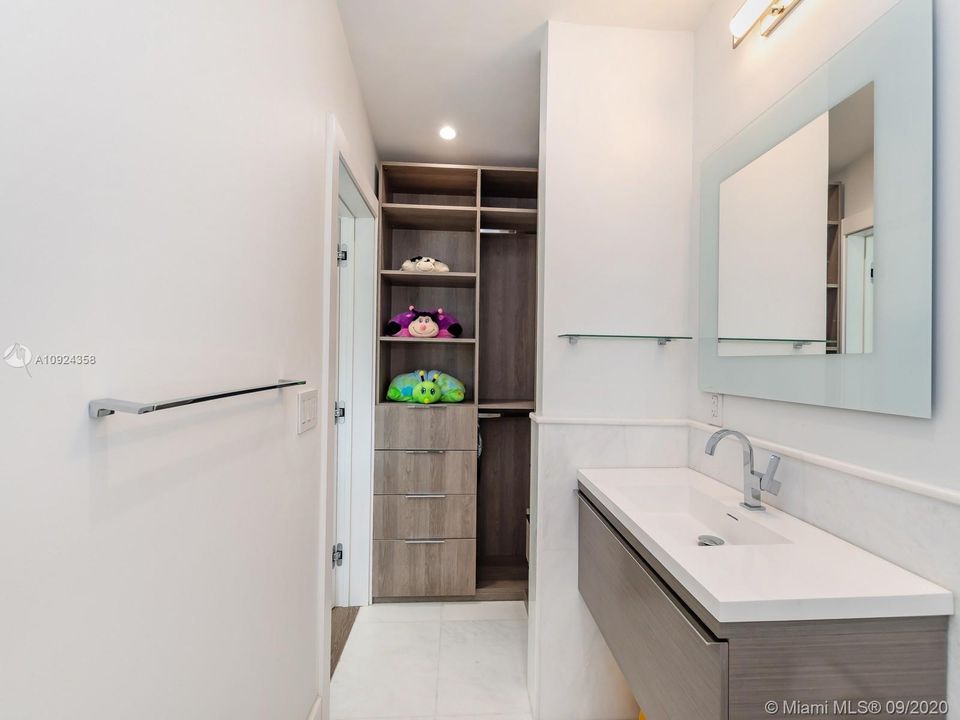 Vendido Recientemente: $11,700,000 (7 camas, 8 baños, 6995 Pies cuadrados)