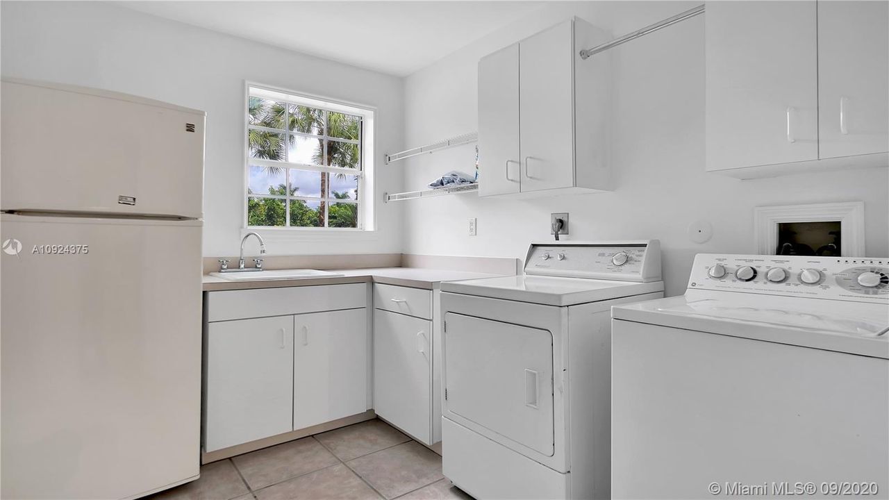 Vendido Recientemente: $575,000 (3 camas, 3 baños, 2653 Pies cuadrados)