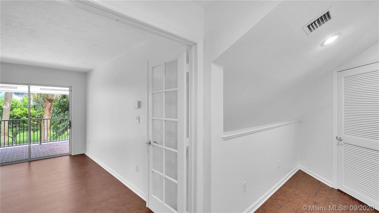 Vendido Recientemente: $575,000 (3 camas, 3 baños, 2653 Pies cuadrados)
