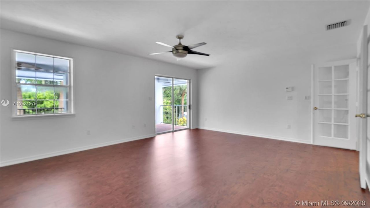 Vendido Recientemente: $575,000 (3 camas, 3 baños, 2653 Pies cuadrados)