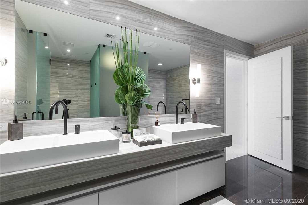 Recently Sold: $3,900,000 (4 beds, 4 baths, 3365 Square Feet)