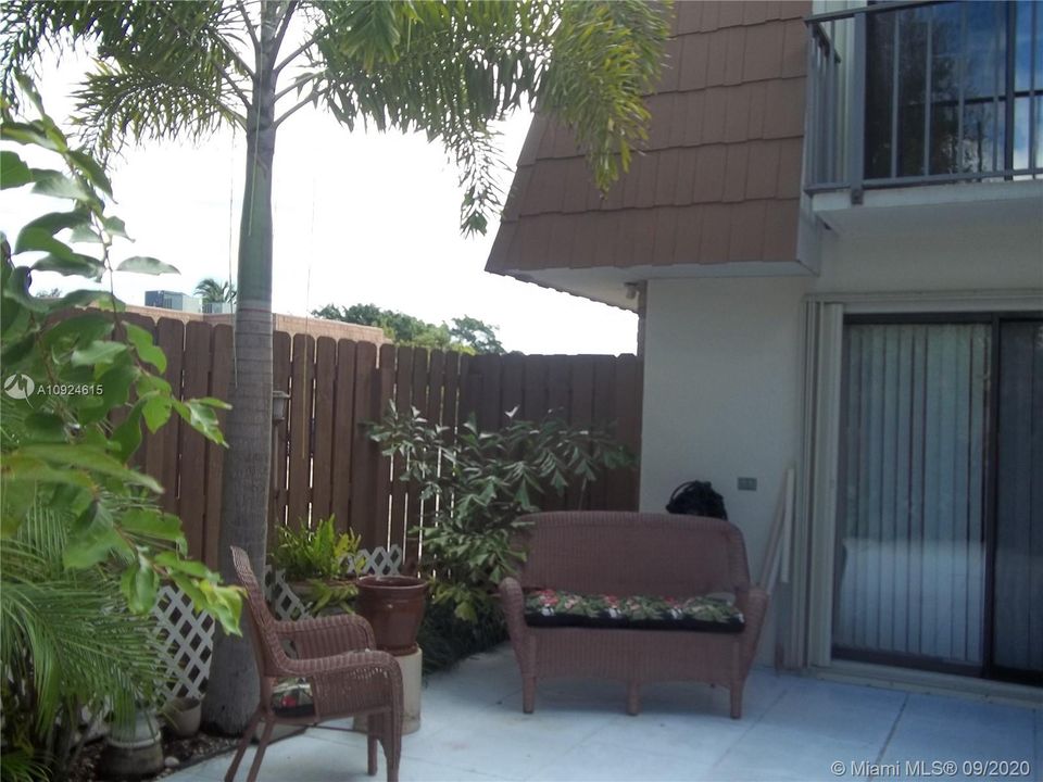 Nicely landscaped fenced courtyard