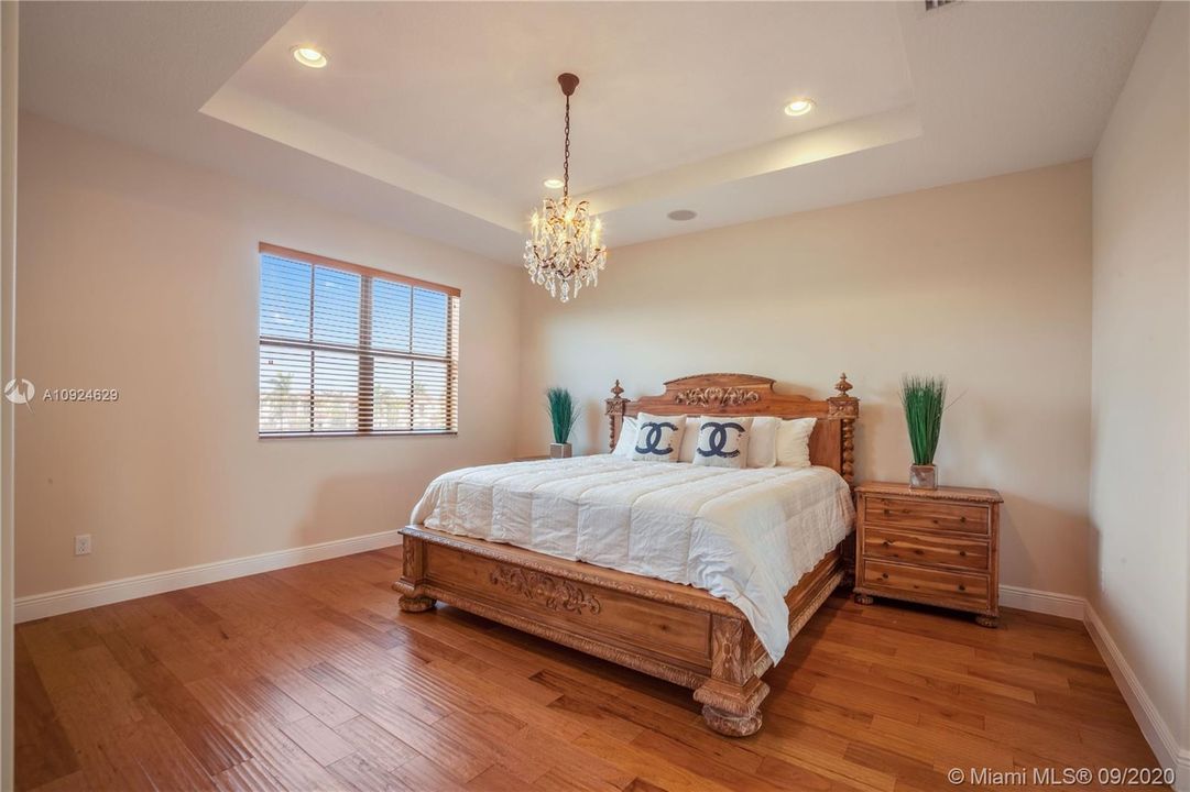 Recently Rented: $7,000 (5 beds, 5 baths, 4110 Square Feet)