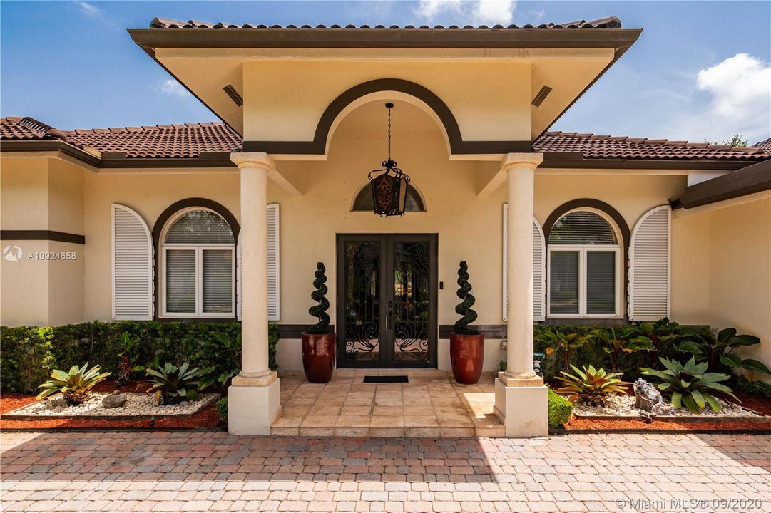Recently Sold: $1,369,000 (6 beds, 5 baths, 4674 Square Feet)