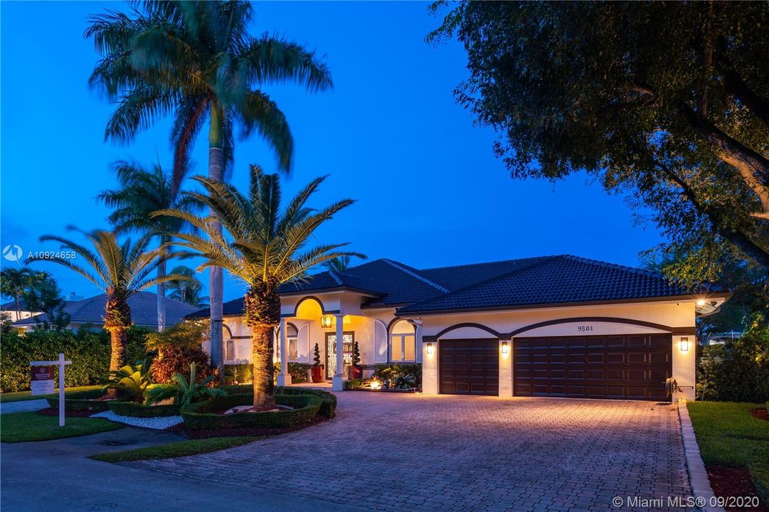 Recently Sold: $1,369,000 (6 beds, 5 baths, 4674 Square Feet)