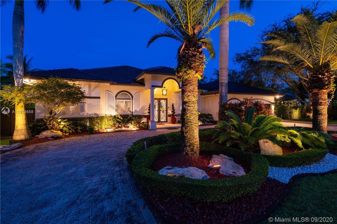 Recently Sold: $1,369,000 (6 beds, 5 baths, 4674 Square Feet)