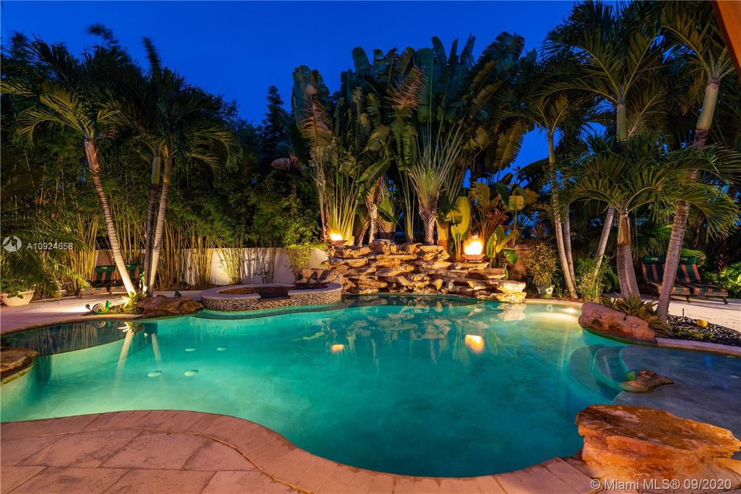 Recently Sold: $1,369,000 (6 beds, 5 baths, 4674 Square Feet)
