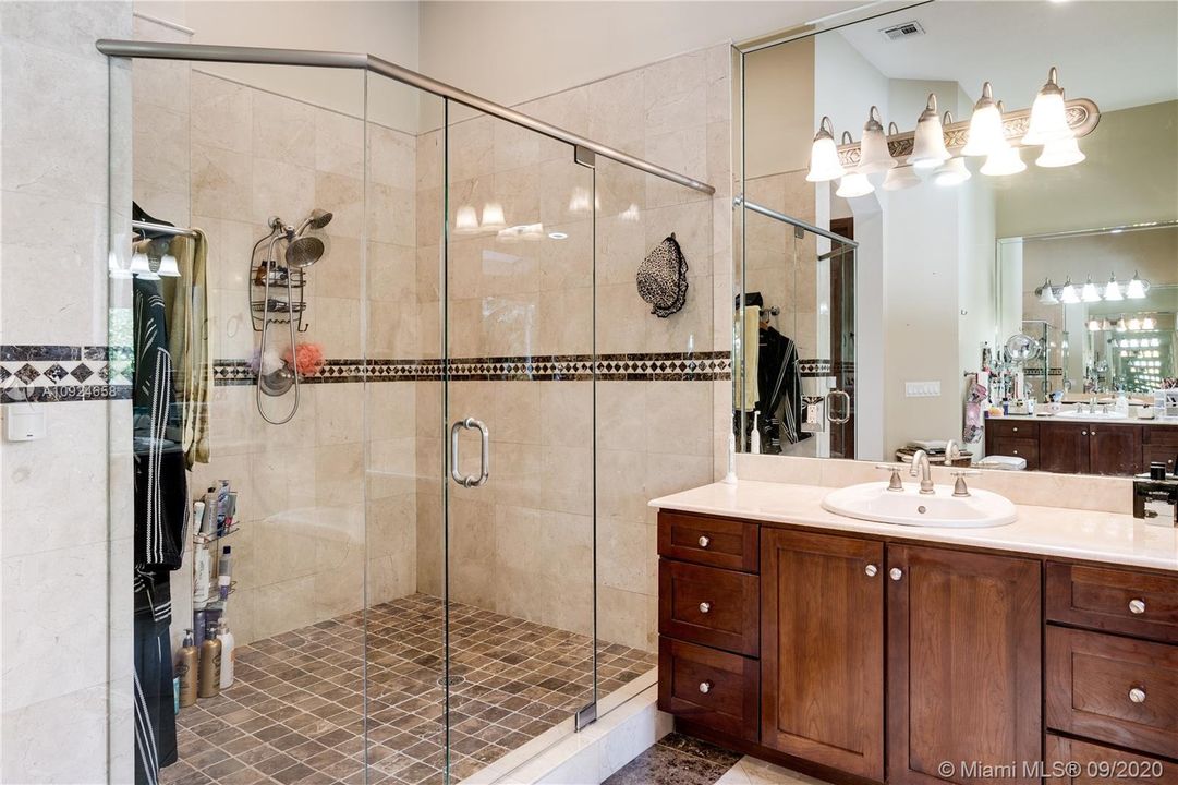Recently Sold: $1,369,000 (6 beds, 5 baths, 4674 Square Feet)