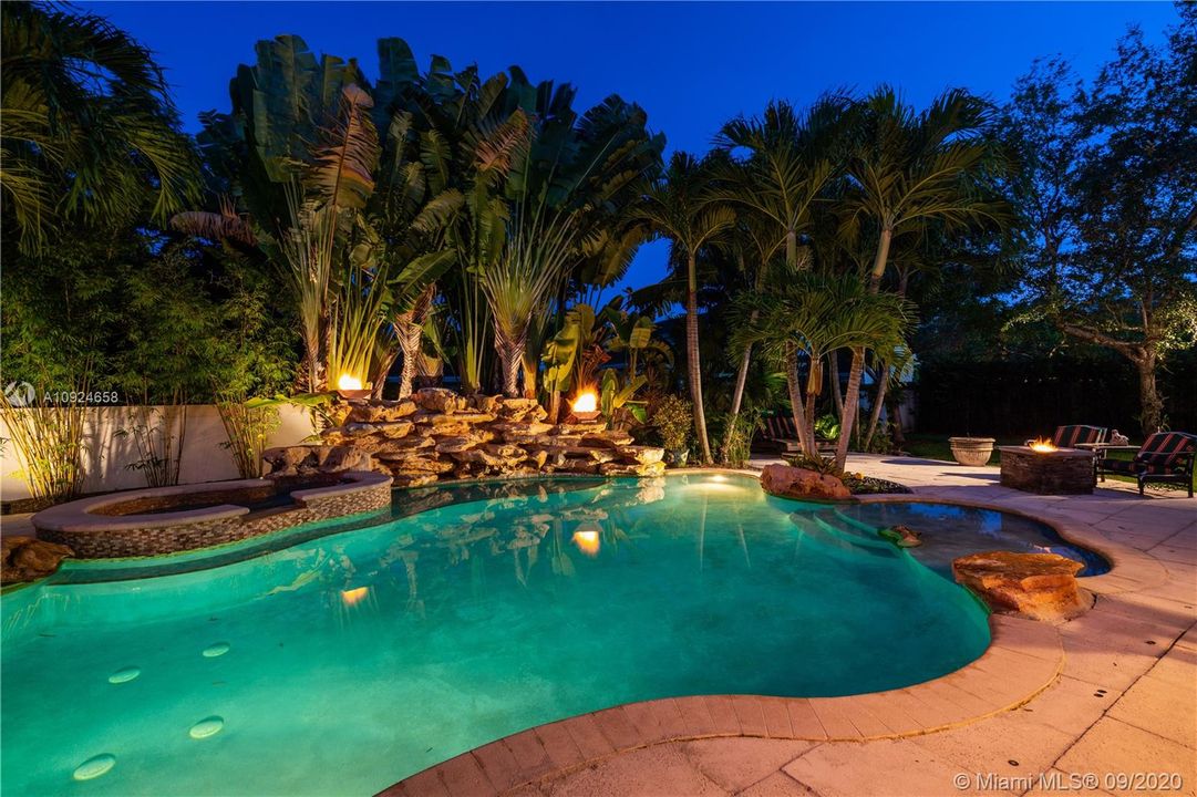 Recently Sold: $1,369,000 (6 beds, 5 baths, 4674 Square Feet)