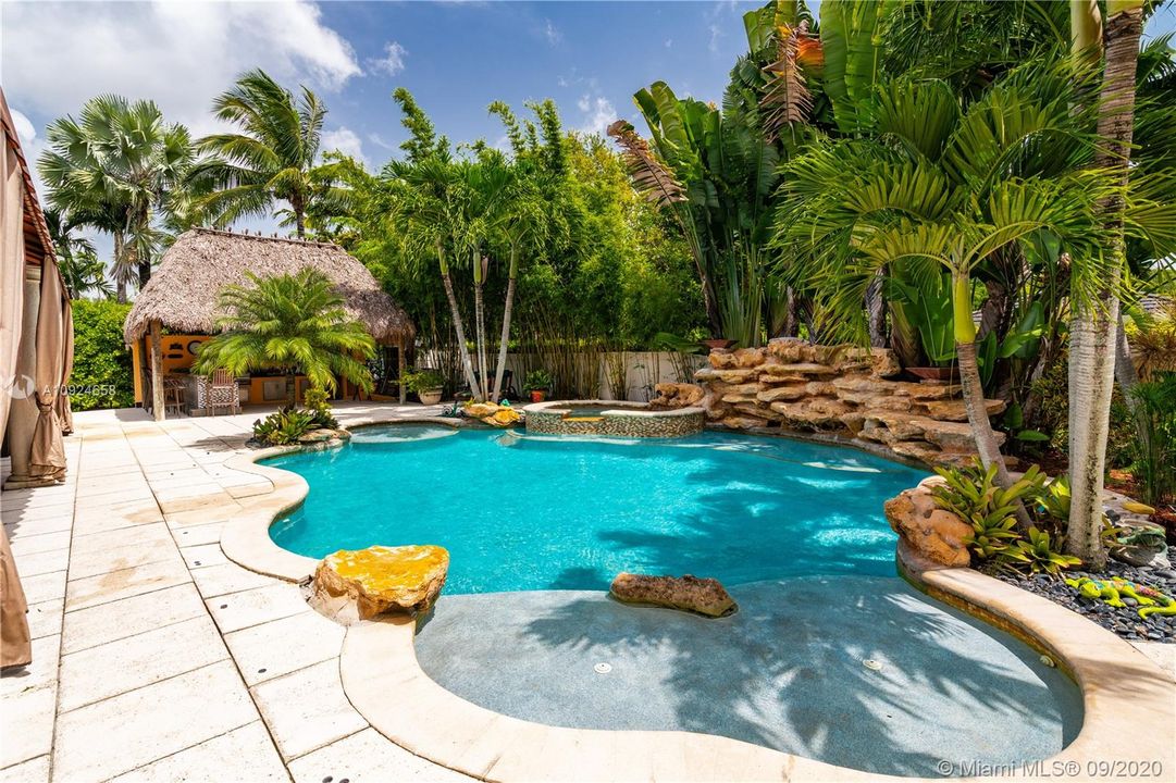 Recently Sold: $1,369,000 (6 beds, 5 baths, 4674 Square Feet)