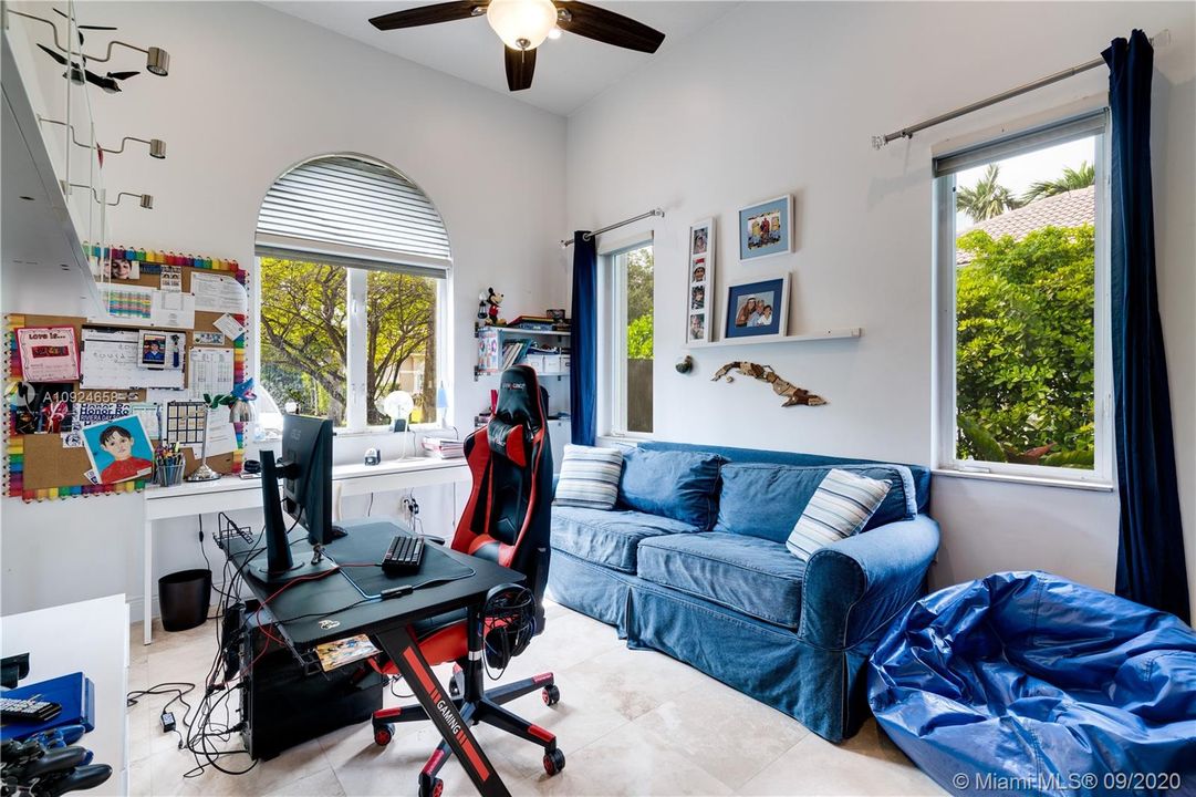 Recently Sold: $1,369,000 (6 beds, 5 baths, 4674 Square Feet)