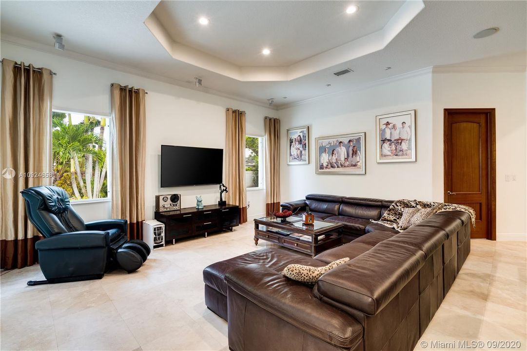 Recently Sold: $1,369,000 (6 beds, 5 baths, 4674 Square Feet)