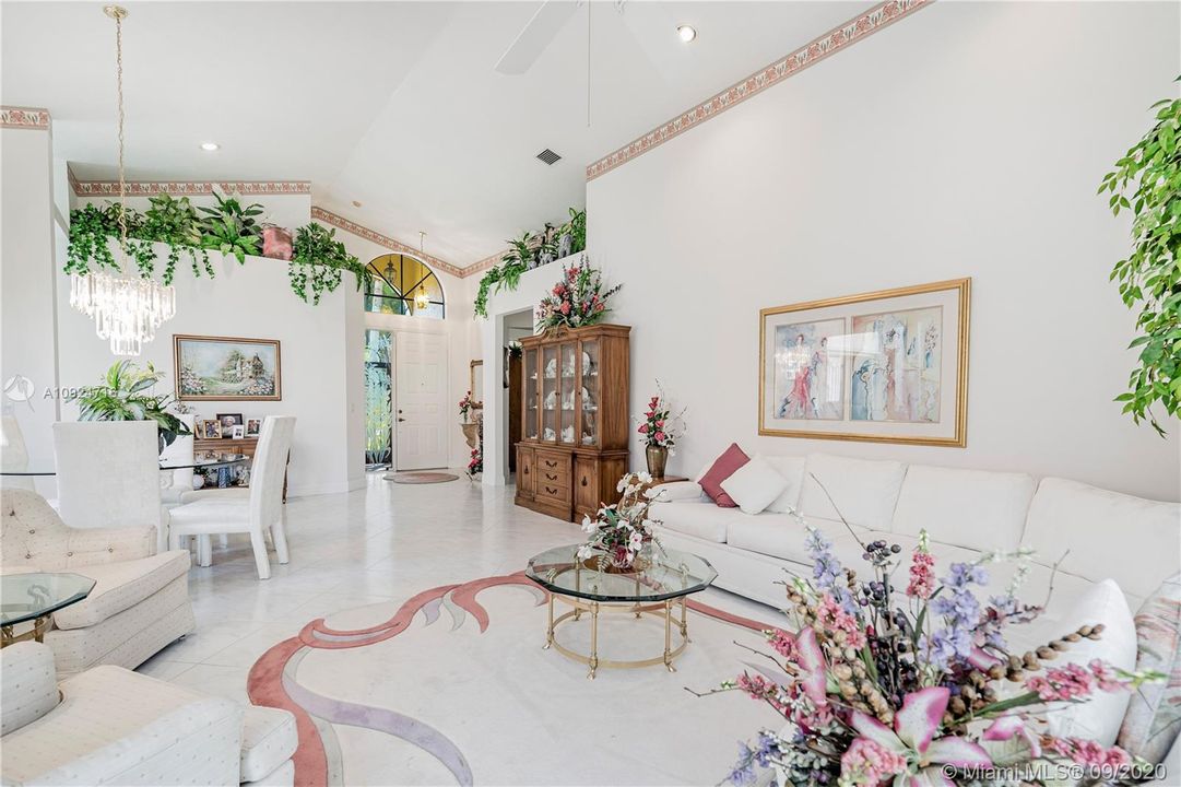 Recently Sold: $330,000 (3 beds, 2 baths, 1631 Square Feet)