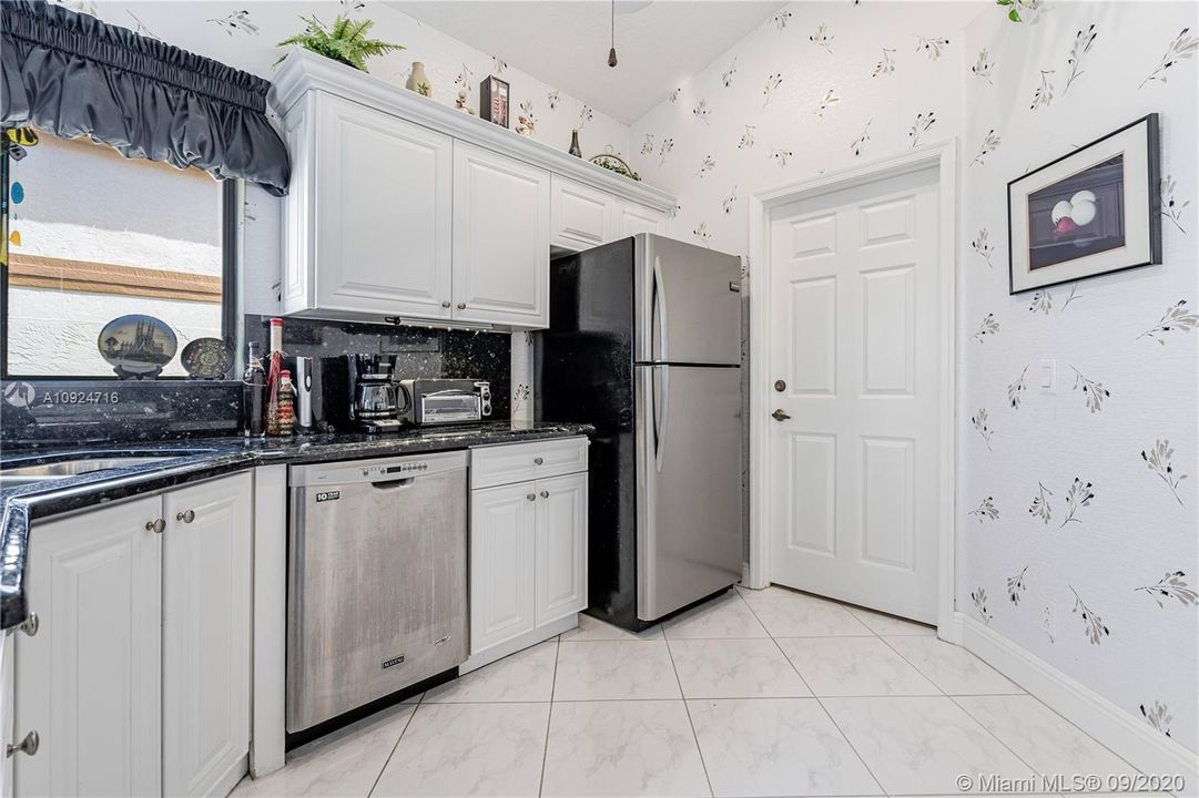 Recently Sold: $330,000 (3 beds, 2 baths, 1631 Square Feet)