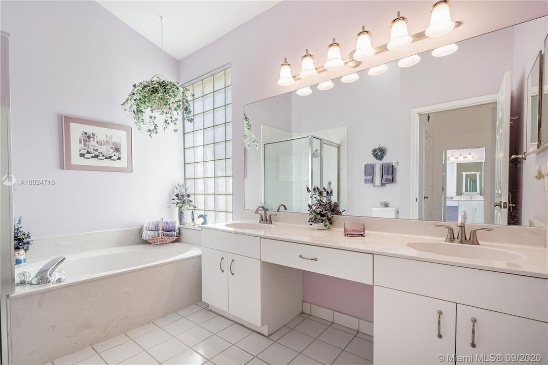 Recently Sold: $330,000 (3 beds, 2 baths, 1631 Square Feet)