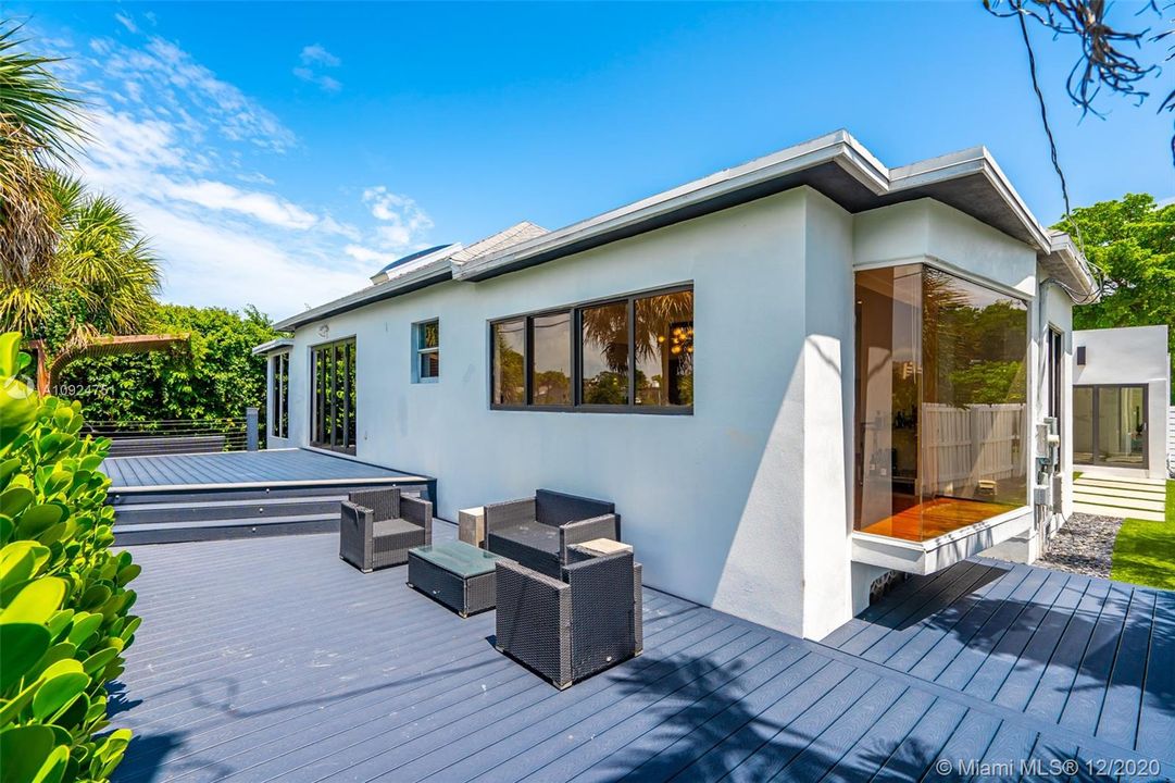 Vendido Recientemente: $949,900 (3 camas, 3 baños, 2703 Pies cuadrados)