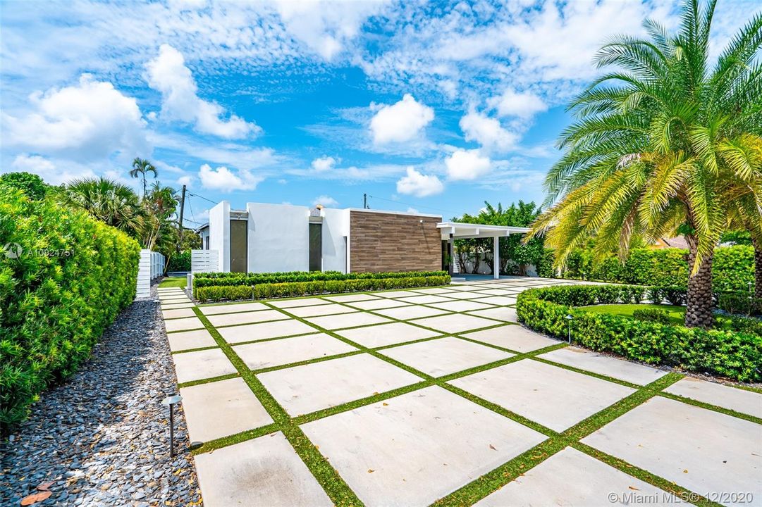 Vendido Recientemente: $949,900 (3 camas, 3 baños, 2703 Pies cuadrados)
