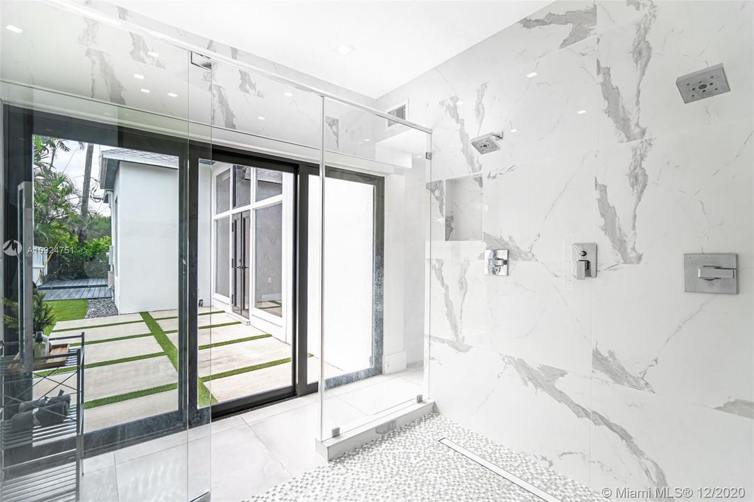Vendido Recientemente: $949,900 (3 camas, 3 baños, 2703 Pies cuadrados)