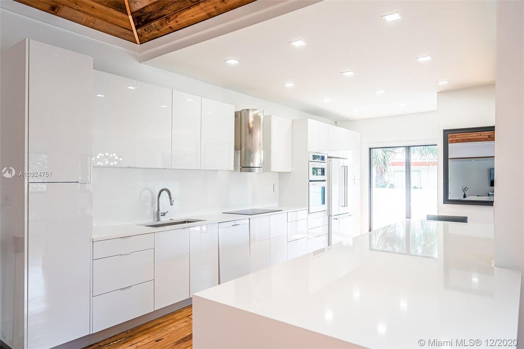 Vendido Recientemente: $949,900 (3 camas, 3 baños, 2703 Pies cuadrados)