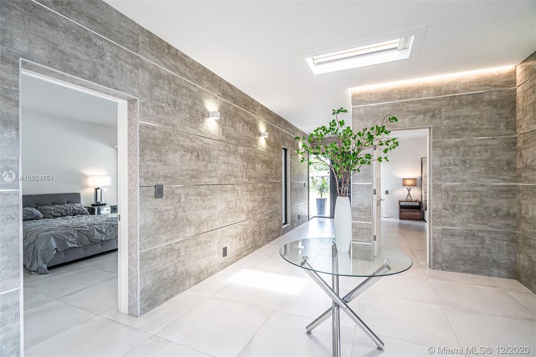 Vendido Recientemente: $949,900 (3 camas, 3 baños, 2703 Pies cuadrados)