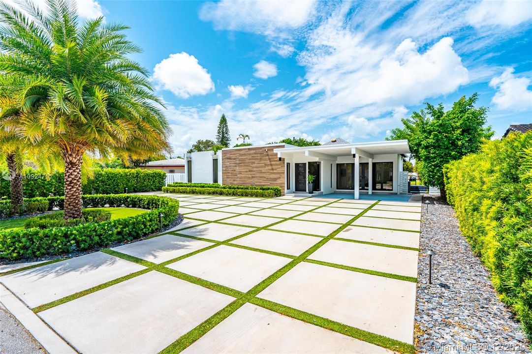 Vendido Recientemente: $949,900 (3 camas, 3 baños, 2703 Pies cuadrados)