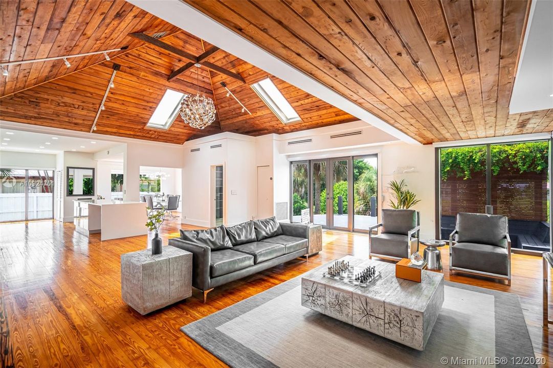 Vendido Recientemente: $949,900 (3 camas, 3 baños, 2703 Pies cuadrados)