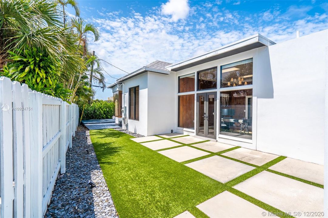 Vendido Recientemente: $949,900 (3 camas, 3 baños, 2703 Pies cuadrados)