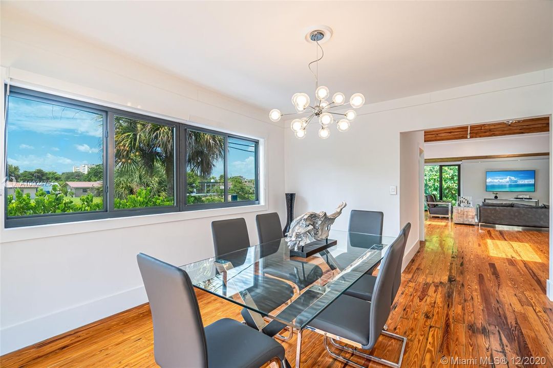 Vendido Recientemente: $949,900 (3 camas, 3 baños, 2703 Pies cuadrados)