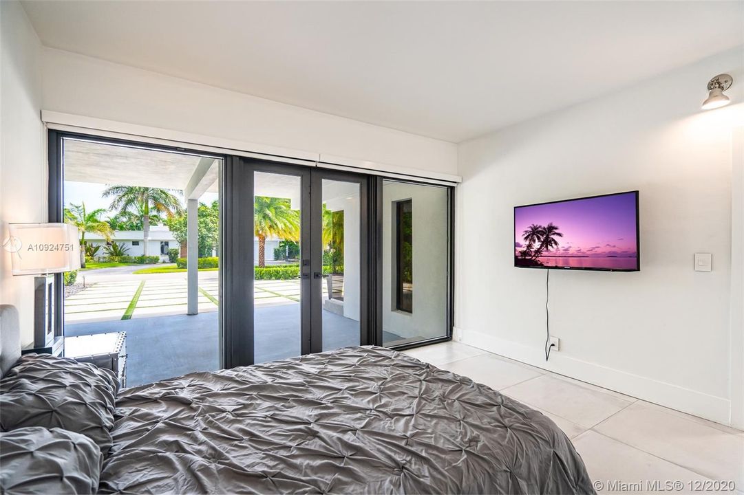 Vendido Recientemente: $949,900 (3 camas, 3 baños, 2703 Pies cuadrados)