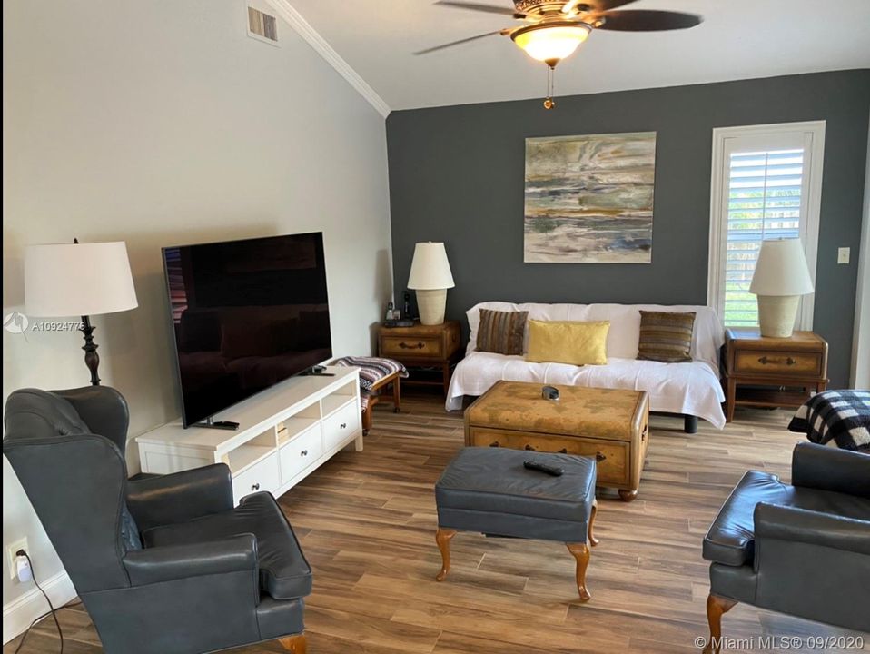 Vendido Recientemente: $435,000 (3 camas, 2 baños, 1409 Pies cuadrados)