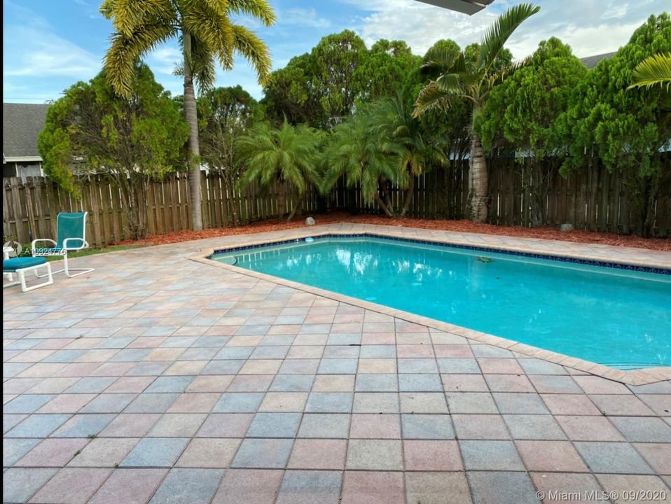 Vendido Recientemente: $435,000 (3 camas, 2 baños, 1409 Pies cuadrados)