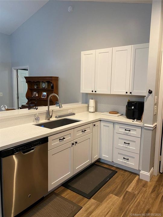 Vendido Recientemente: $435,000 (3 camas, 2 baños, 1409 Pies cuadrados)