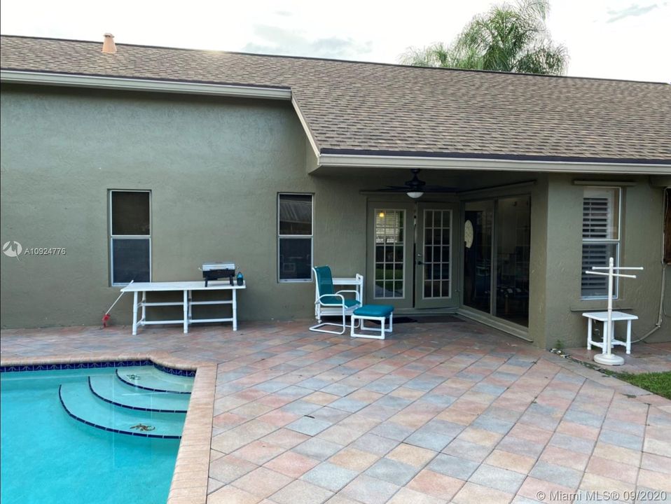 Vendido Recientemente: $435,000 (3 camas, 2 baños, 1409 Pies cuadrados)