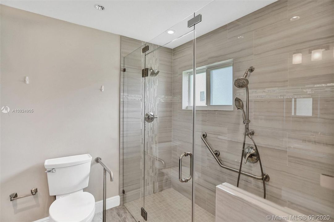 Recently Sold: $180,000 (2 beds, 2 baths, 1065 Square Feet)