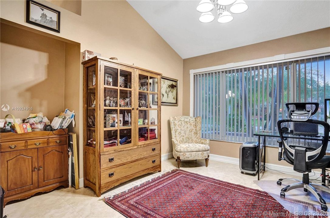 Vendido Recientemente: $589,000 (4 camas, 2 baños, 2839 Pies cuadrados)