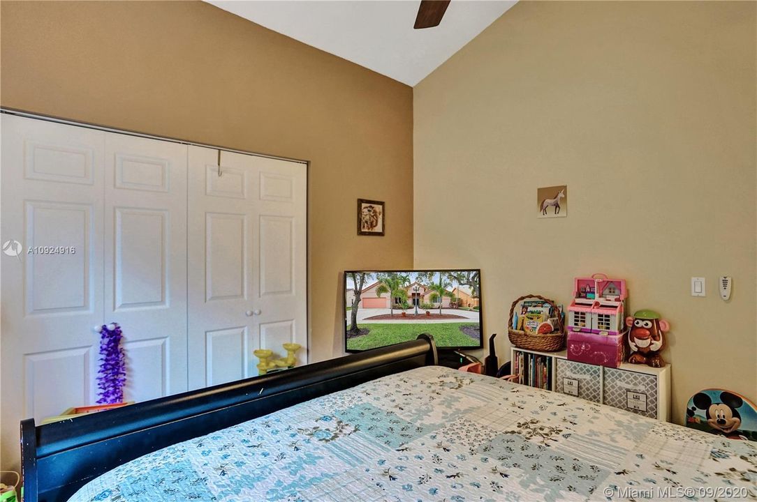 Vendido Recientemente: $589,000 (4 camas, 2 baños, 2839 Pies cuadrados)
