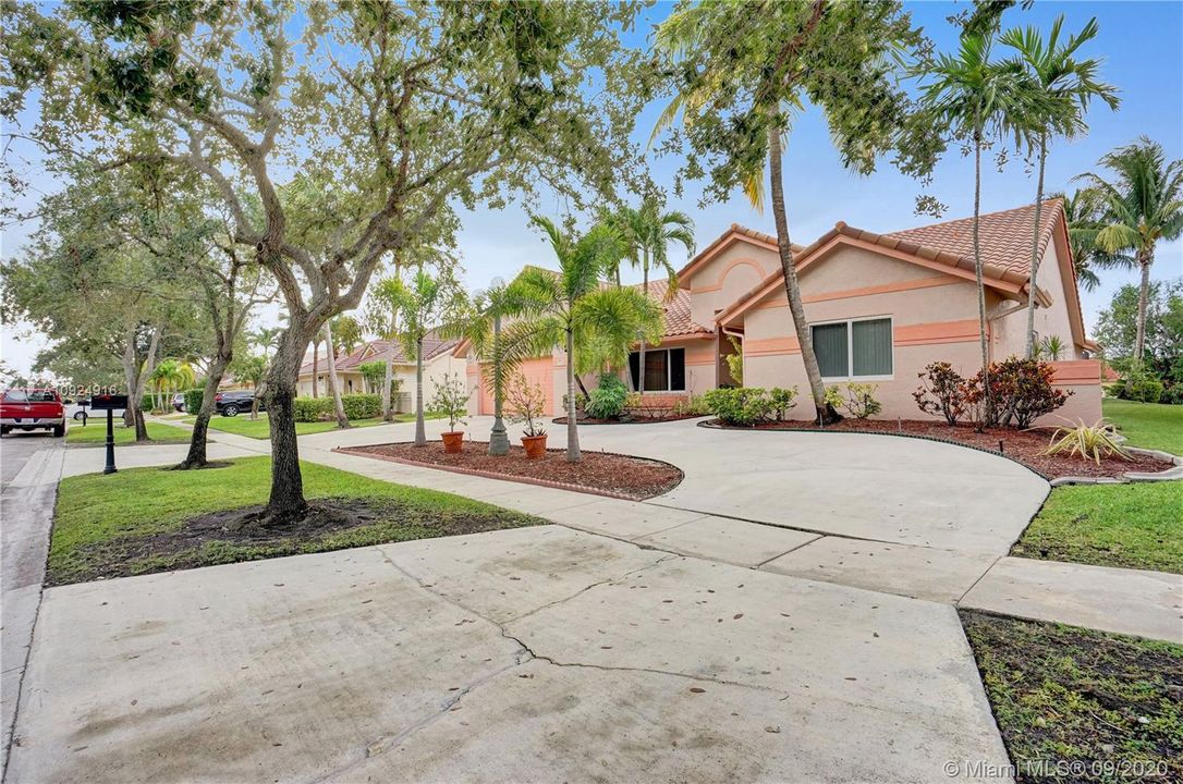 Vendido Recientemente: $589,000 (4 camas, 2 baños, 2839 Pies cuadrados)