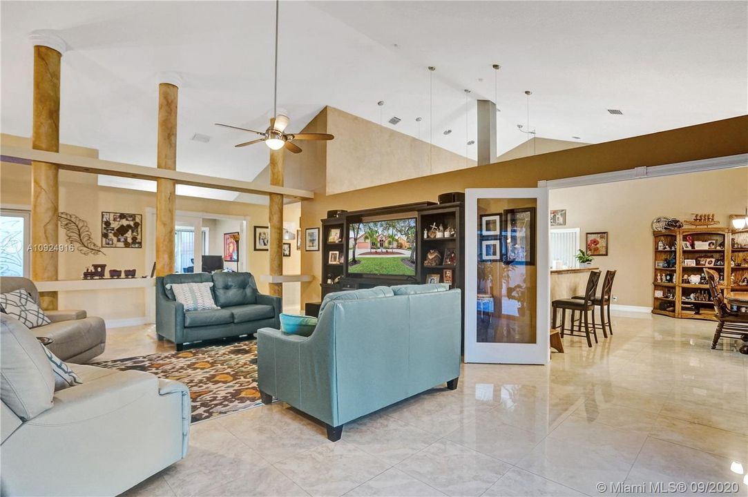 Vendido Recientemente: $589,000 (4 camas, 2 baños, 2839 Pies cuadrados)
