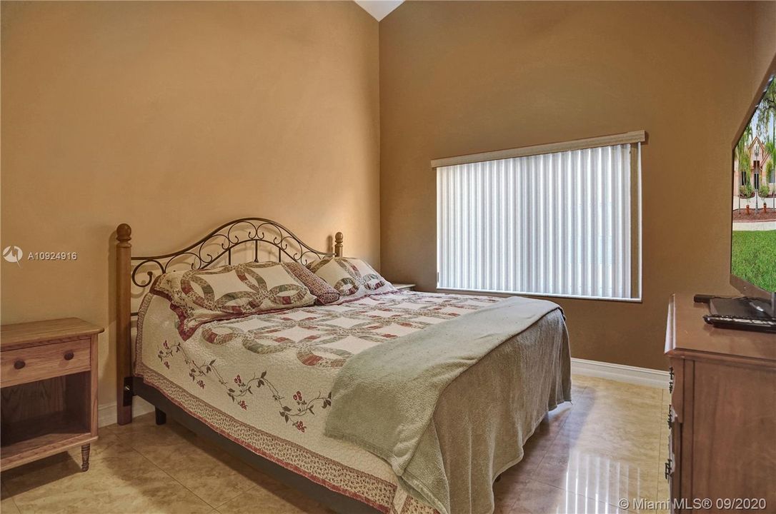 Vendido Recientemente: $589,000 (4 camas, 2 baños, 2839 Pies cuadrados)