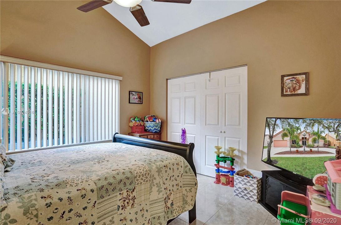 Vendido Recientemente: $589,000 (4 camas, 2 baños, 2839 Pies cuadrados)