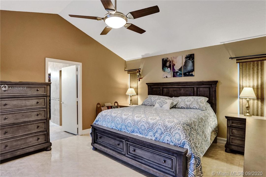 Vendido Recientemente: $589,000 (4 camas, 2 baños, 2839 Pies cuadrados)