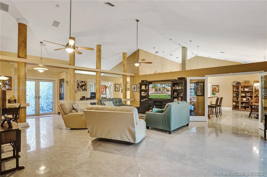 Vendido Recientemente: $589,000 (4 camas, 2 baños, 2839 Pies cuadrados)