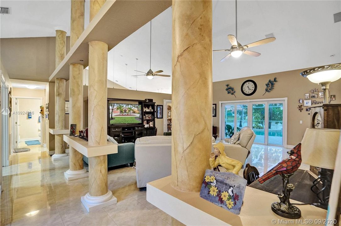 Vendido Recientemente: $589,000 (4 camas, 2 baños, 2839 Pies cuadrados)