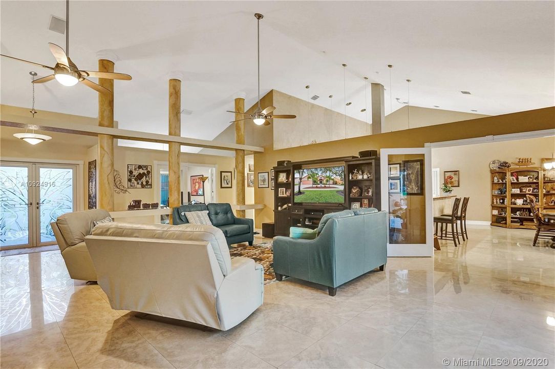 Vendido Recientemente: $589,000 (4 camas, 2 baños, 2839 Pies cuadrados)